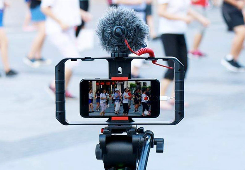 ulanzi u rig pro on the street