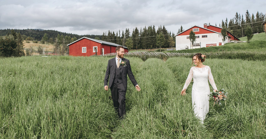 couple eloping on the countryside